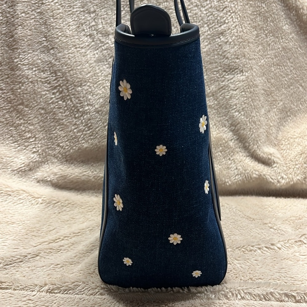 KATE SPADE NEW YORK Slide Daisy Tote - Picture 7 of 17
